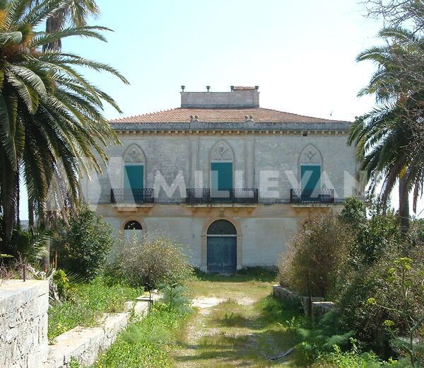 Period villa in a panoramic position in Modica