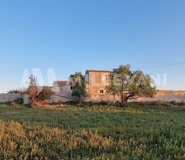 Caseggiato rurale immerso nelle campagne di Scicli