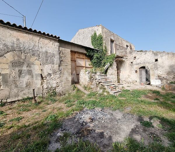 Ancient rural building in Chiaramonte Gulfi