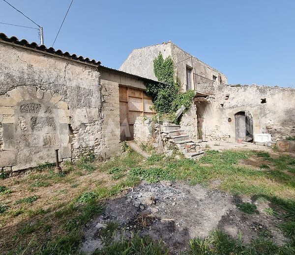 Antico caseggiato rurale a Chiaramonte Gulfi