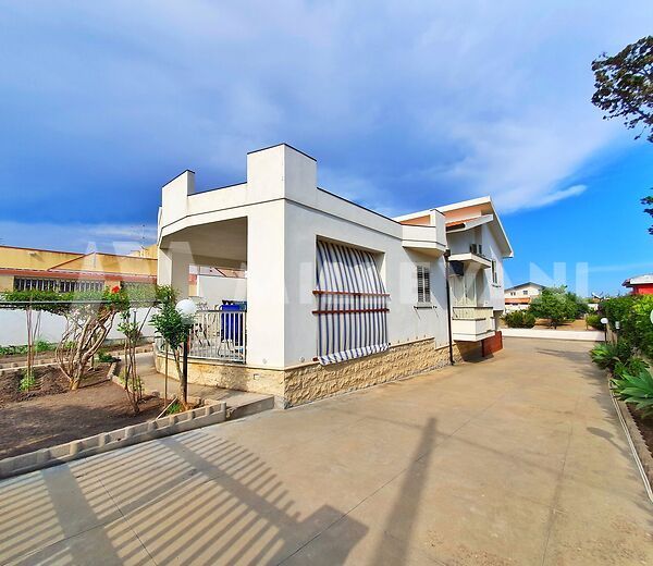 Beautiful villa 700 meters from the sea