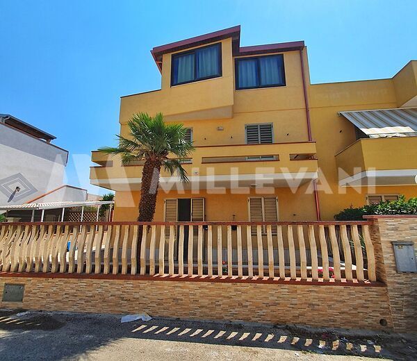 Villa on three levels 100 meters from the beach