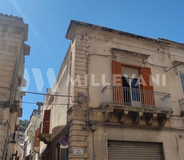 casa indipendente con affaccio su Corso Garibaldi